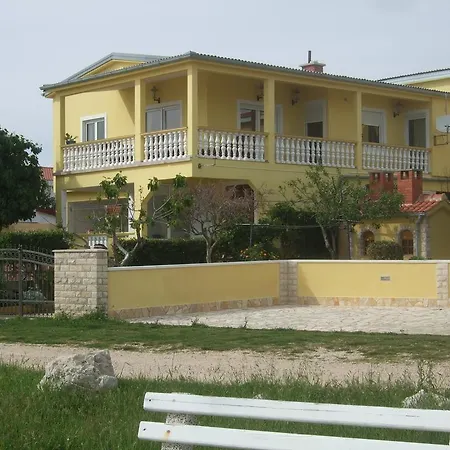 Apartment Deby House *