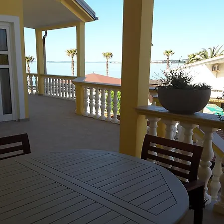 Apartment Deby House *